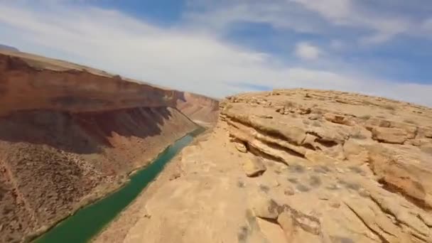 Flyg Fpv Flyger Genom Marble Canyon Och Coloradofloden — Stockvideo