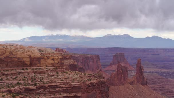 在Canyonlands国家公园流过的云的时间 红岩砂岩地质构造 — 图库视频影像