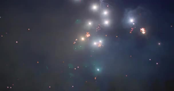 Romeinse Kaarsen Vuurwerk Exploderen Lucht — Stockvideo