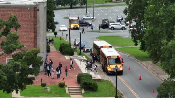 Alunos Chegam Prédio Escola Ônibus Com Luzes Piscando Para Crianças — Vídeo de Stock