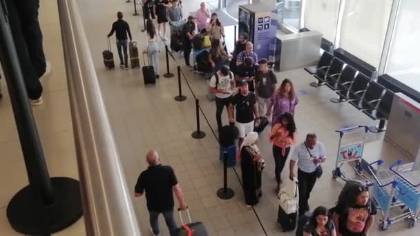 Riesiger Andrang Flughafen Endlose Warteschlangen Wegen Flugverspätungen Passagiere Der Schlange — Stockvideo