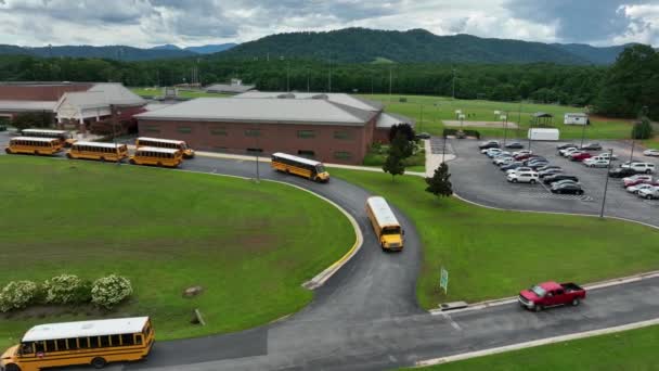 Schoolbussen Verlaten Studenten Vervoeren Middelbaar Schoolgebouw Onderwijsthema — Stockvideo