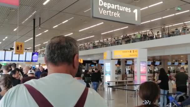 Schlange Stehen Und Auf Einen Flug Warten Riesiges Gedränge Flughafen — Stockvideo