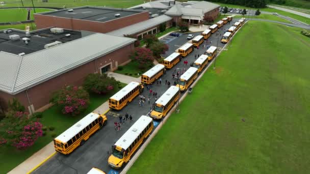 Linha Ônibus Escolar Estudantes Prédio Escola Nos Eua Transporte Crianças — Vídeo de Stock