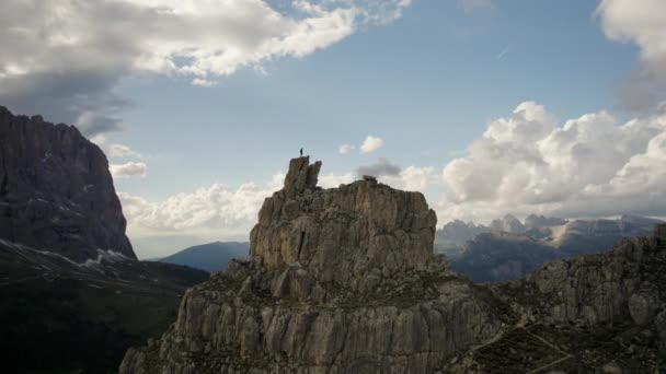 Filmisk Antenn Båge Alpinist Otrygga Klippor Italienska Dolomiter — Stockvideo