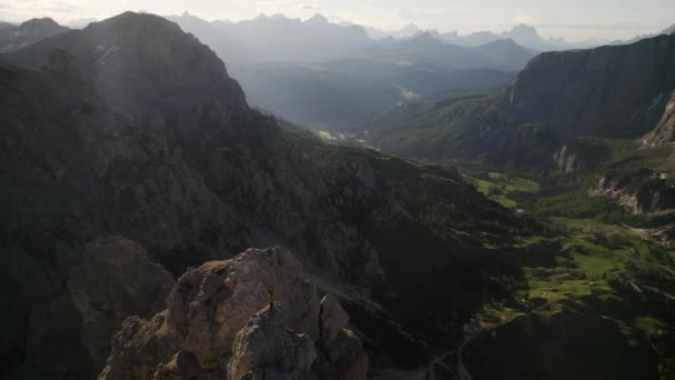 Talyan Dolomitlerin Göz Kamaştırıcı Manzaraları Gözetleme Noktasında Dağcı Insansız Hava — Stok video