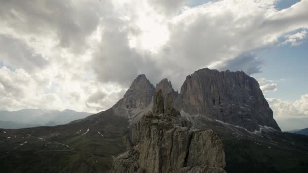 Muž Sedící Skalnatém Vrcholu Létat Dron Malebné Skalnaté Italské Dolomity — Stock video