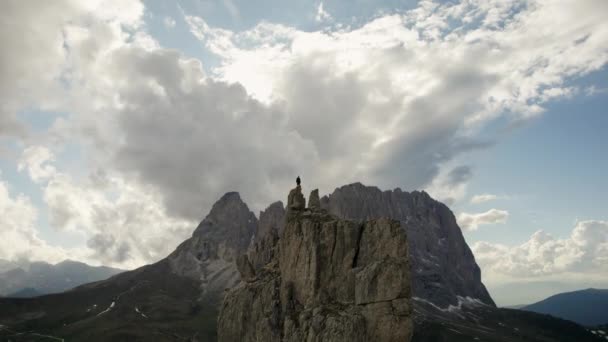 アルピニストはドロマイトの岩の上に立っています 劇的な空中上昇 — ストック動画