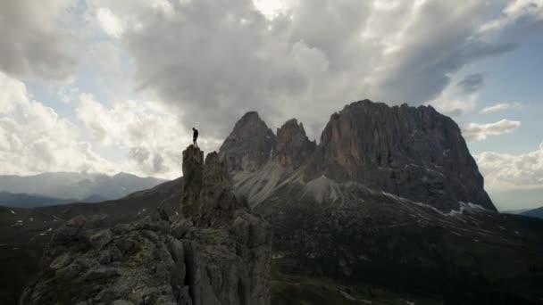 Homem Está Precário Ponto Vista Rochoso Vistas Épicas Nos Alpes — Vídeo de Stock