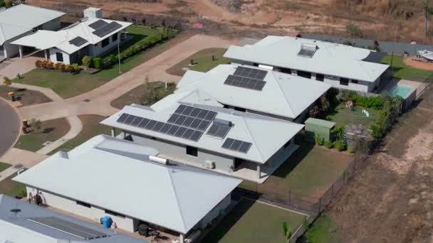 Panneaux Solaires Sur Toit Des Maisons Dans Une Nouvelle Banlieue — Video