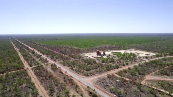 Alto Disparo Dron Una Intersección Carretera Rural Junto Campo Árboles — Vídeo de stock