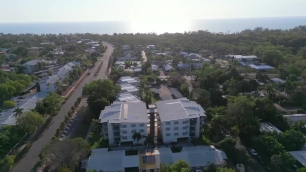 Mały Kompleks Apartamentów Przybrzeżnych Przedmieściach Odczytem Prowadzącym Widoków Ocean — Wideo stockowe