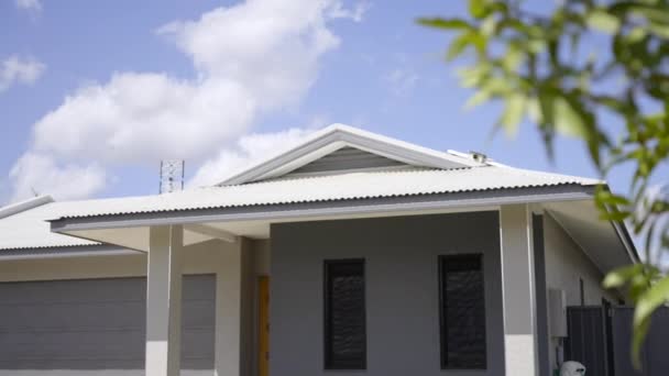 Frente Uma Casa Cinzenta Recém Construída Piso Térreo Com Relvados — Vídeo de Stock