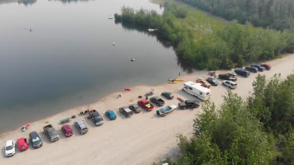 Drone Video Paddle Boarders Kayakers Lago Cushman Fairbanks Durante Día — Vídeos de Stock