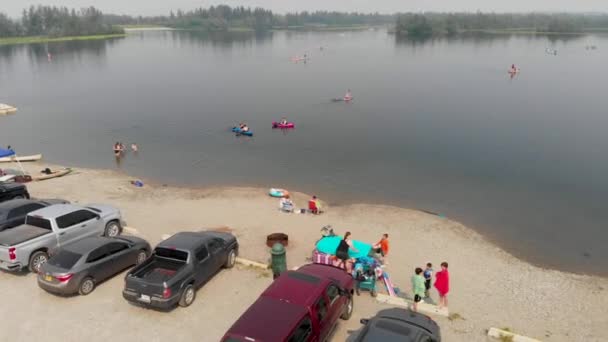 Drone Video Van Zwemmers Peddelplanken Cushman Lake Fairbanks Tijdens Zomerdag — Stockvideo