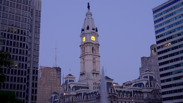 Luces Ciudad Alrededor Torre Del Reloj Del Ayuntamiento Centro Filadelfia — Vídeos de Stock