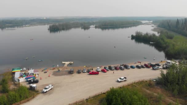 Drone Video Paddle Boarders Kayakers Lago Cushman Fairbanks Durante Día — Vídeos de Stock