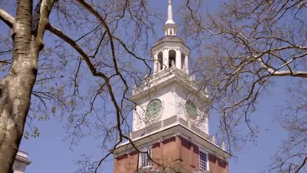 ペンシルベニア州フィラデルフィアの独立ホールの時計塔 — ストック動画