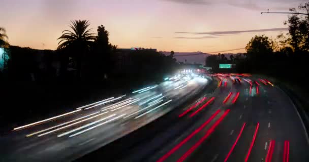 Zeitraffer Des Regen Autobahnverkehrs Mit Bewegungsunschärfe Los Angeles Bei Sonnenuntergang — Stockvideo