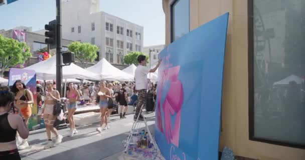 Μια Γυναίκα Στο Pride Los Angeles Ζωγραφίζει Μια Τοιχογραφία Ένα — Αρχείο Βίντεο