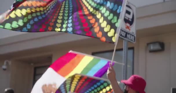 Los Angeles Bir Adam Gururla Dalgalandırıyor Havada Bir Lgbtq Bayrağı — Stok video