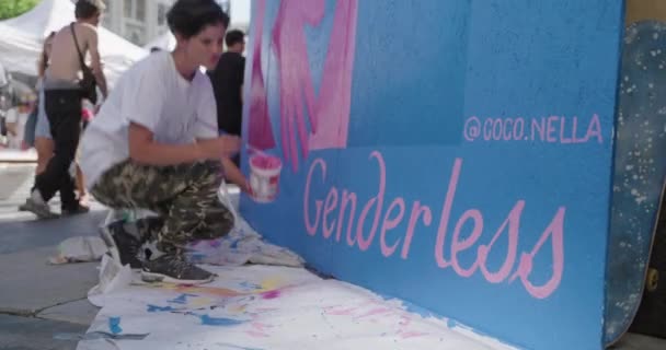Μια Γυναίκα Ζωγραφίζει Μια Τοιχογραφία Λοατκι Στο Pride Los Angeles — Αρχείο Βίντεο