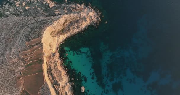Imagens Drone Pôr Sol Capturando Falésias Beira Mar Águas Cristalinas — Vídeo de Stock