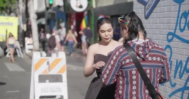 Casal Pride Los Angeles Posar Para Uma Foto Usando Engrenagem — Vídeo de Stock