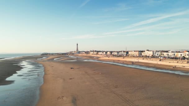 一架无人驾驶起重机在英格兰布莱克浦的南岸海滩上空盘旋而起 — 图库视频影像