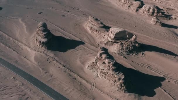 Lege Verharde Weg Met Zandstenen Formaties Woestijn Buurt Van Buitenaardse — Stockvideo