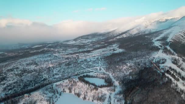 令人难以置信的高塔特拉山阿尔卑斯山滑雪场空中景观 — 图库视频影像