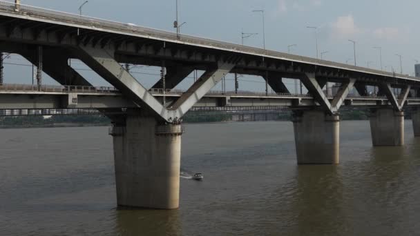 Motorówka Ciągnąca Mężczyznę Nartach Wodnych Nad Rzeką Hangang Pod Mostem — Wideo stockowe