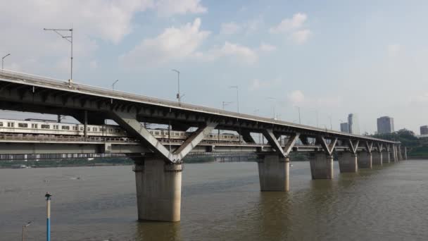 Traversée Métro Séoul Rivière Hangang Sur Pont Cheongdam Jour Ensoleillé — Video