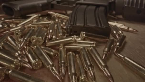 Incrível Dolly Direção Rifle Assalto Inferior Revista Cima Uma Pilha — Vídeo de Stock