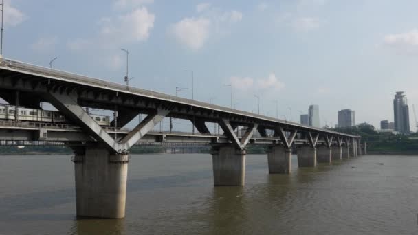 Metro Vlak Přes Řeku Han Cheongdam Bridge Soulu Jižní Korea — Stock video
