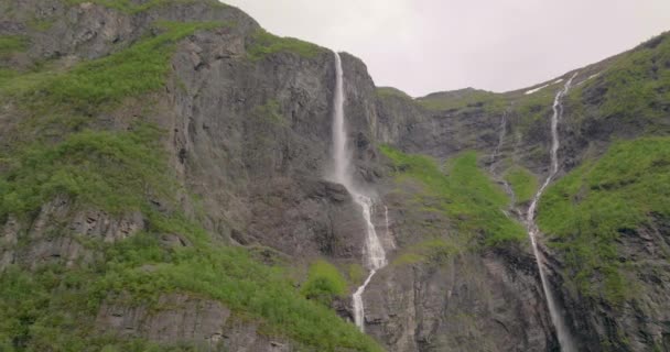 Kjelfossen瀑布从挪威古德万根附近的谢尔悬崖流出来 低角度 — 图库视频影像