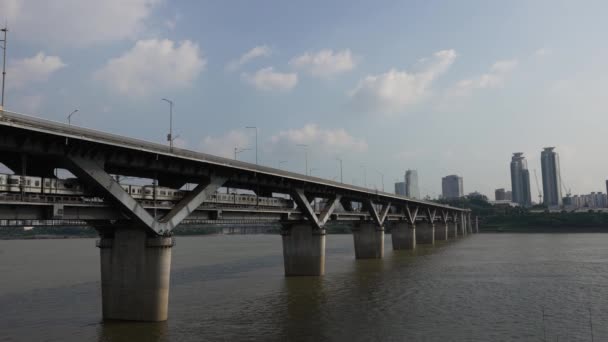 Сеульський Метрополітен Перетинає Річку Хан Ченгдамському Мості Столиці Південної Кореї — стокове відео