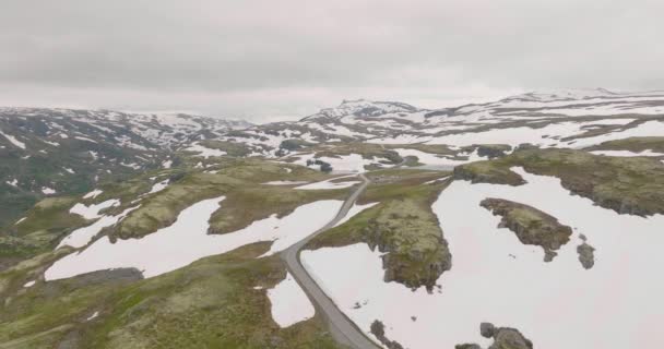 Aerial View Aurland Mountain Pass Med Snedækkede Bakker Dal Sommeren – Stock-video