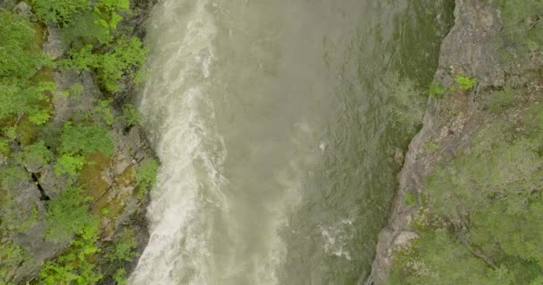 グドブランズダルスラーゲン川がノルウェーのインランドネット郡のグドブランズダル渓谷を流れる 空中トップダウンショット — ストック動画