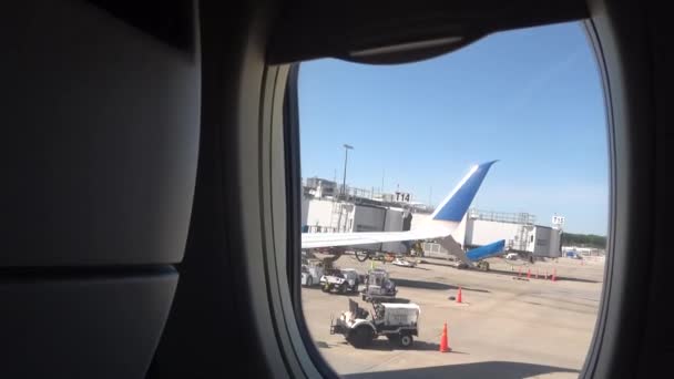 Mencari Dari Dirty Window Airplane — Stok Video