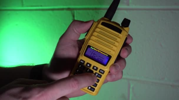 将频率输入黄色手持业余无线电 然后在绿色背景下发送和接收 — 图库视频影像