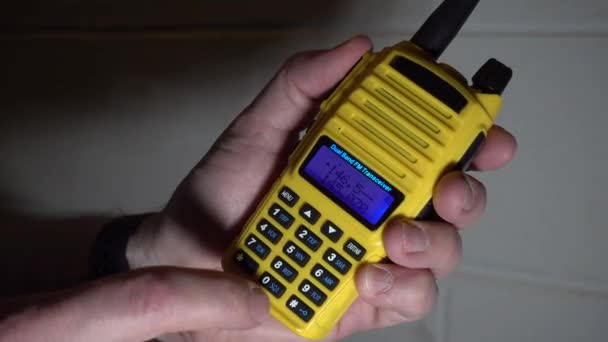 Entrando Uma Frequência Rádio Amador Portátil Amarelo Seguida Transmitindo Recebendo — Vídeo de Stock