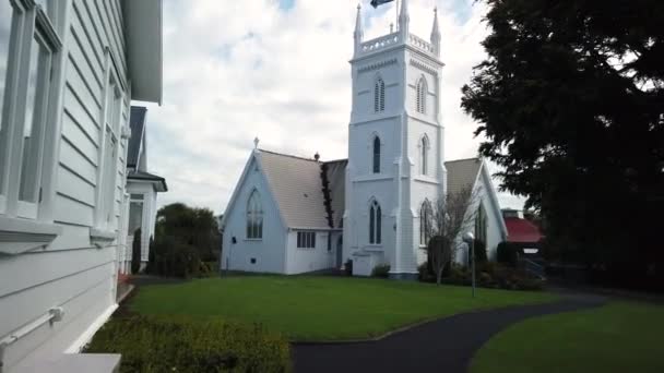 Acercamiento Edificio Histórico Blanco Madera Iglesia Con Bandera Nueva Zelanda — Vídeos de Stock