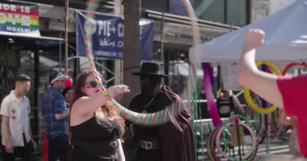 Uma Mulher Branca Rola Arco Hula Seu Braço Pride Los — Vídeo de Stock
