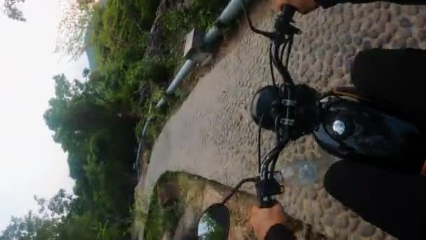 Pov Vídeo Vertical Pessoa Andando Moto Explorando Campo Tropical Rural — Vídeo de Stock