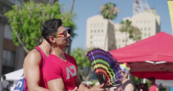Casal Gay Abraça Outro Pride Los Angeles — Vídeo de Stock