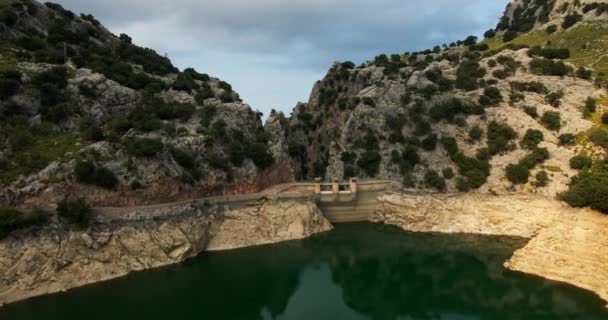 Zoom Aérien Lent Spectaculaire Sur Barrage Pendant Sécheresse Avec Réservoir — Video