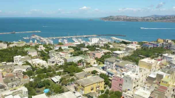 Aerial Pullback Zeigt Procida Italien Eine Wunderschöne Insel Vor Der — Stockvideo