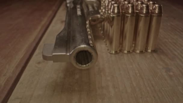 Makrodolly Der Revolverbüchse Zeigte Auf Kamera Und Ein Bündel 357 — Stockvideo