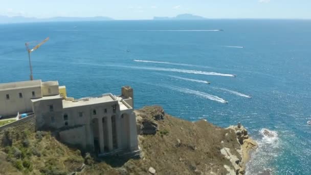 Vue Aérienne Des Bateaux Rapides Sur Mer Méditerranée Avec Île — Video